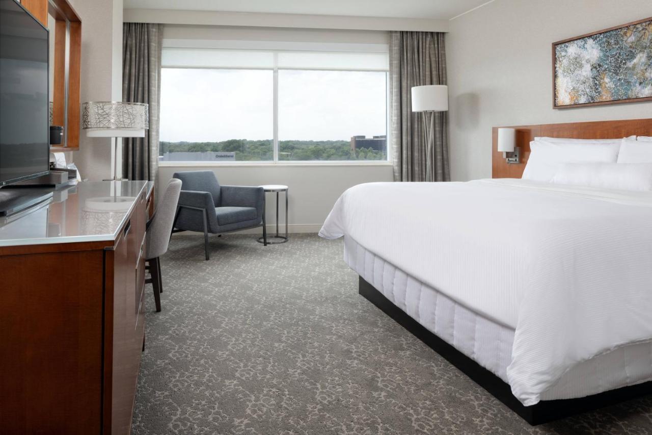 Club Club lounge access Guest room 1 King,1163459169:JPEG