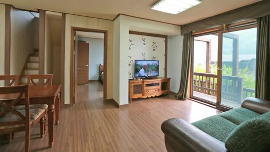 Deluxe Family Suite,1318535800:JPEG