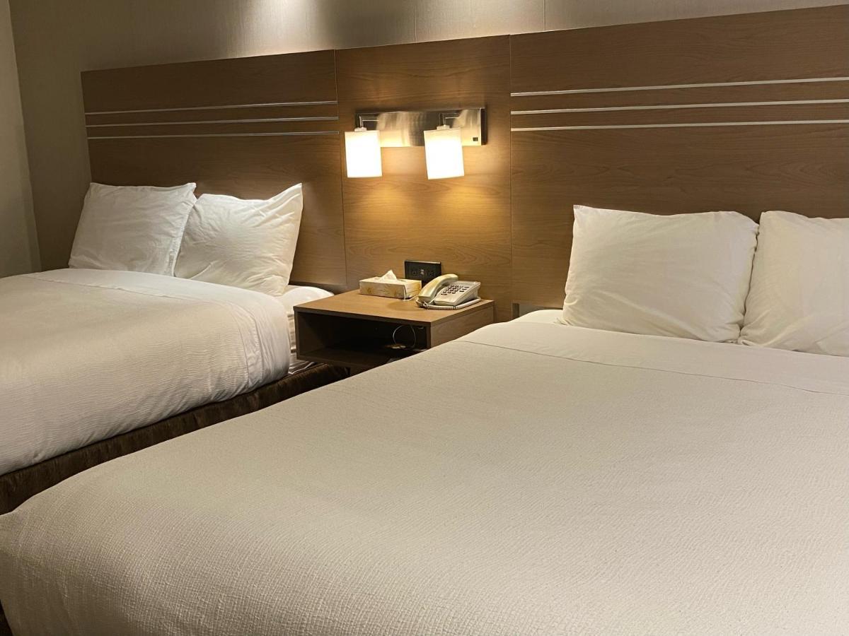 Two Queens Bed with Futon Sofa/bed