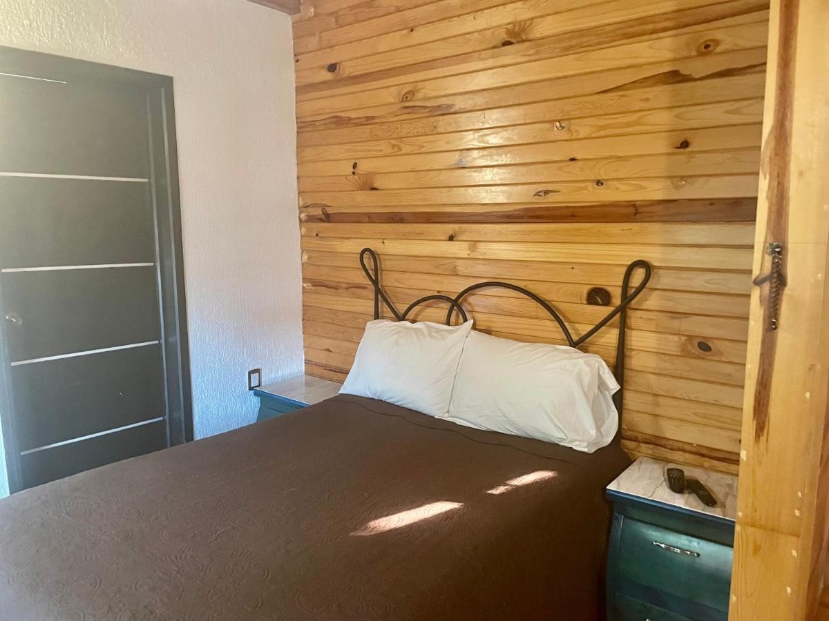 Habitación con cama grande y vistas al jardín