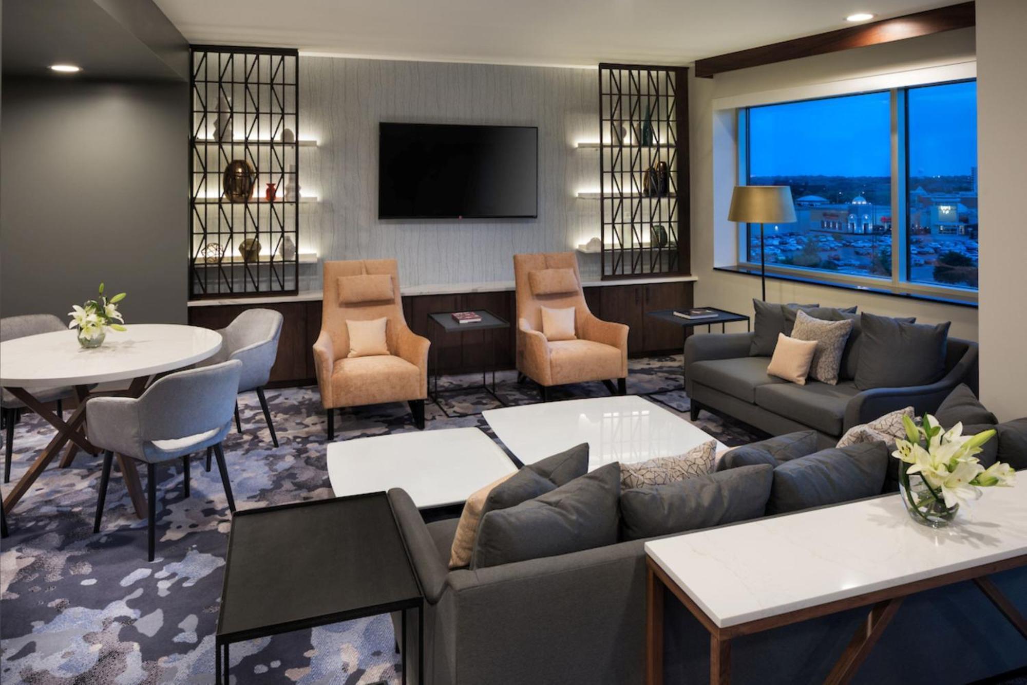 Club lounge access Larger Guest room 1 King Corner room