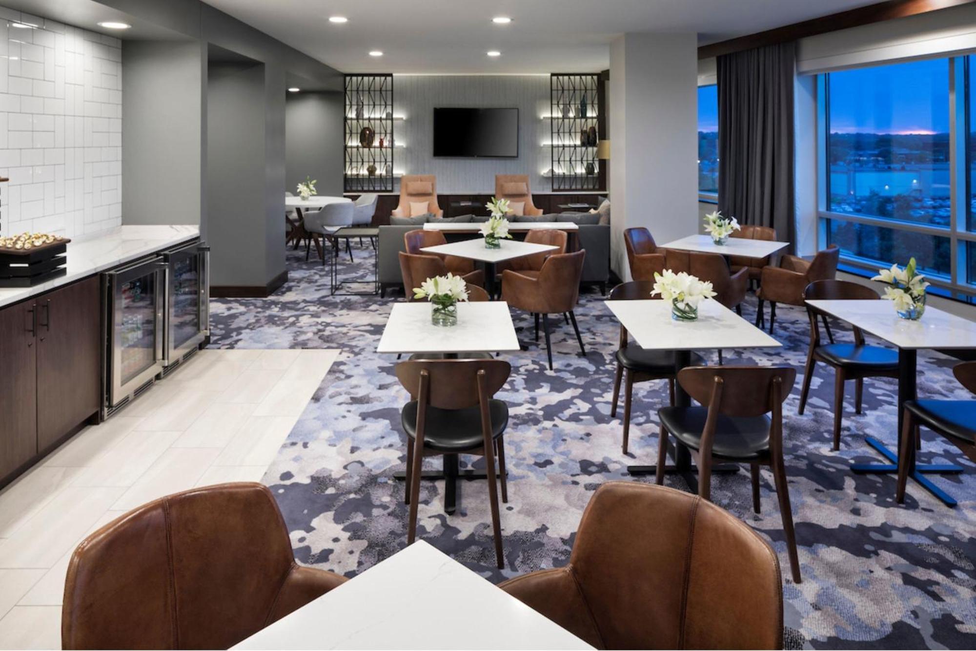 Club lounge access Larger Guest room 1 King Corner room