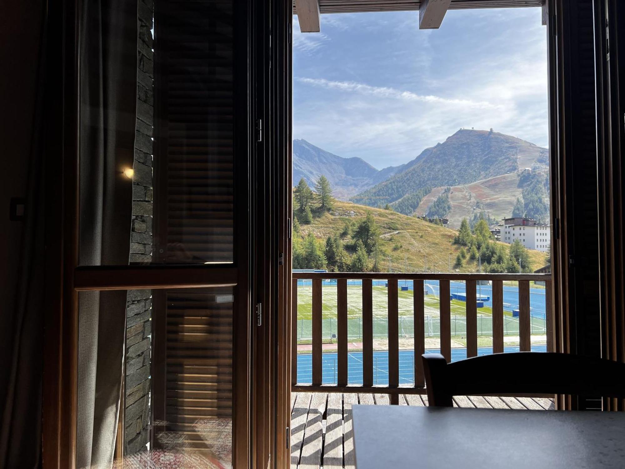 Large Two-Bedroom Apartment Balcony Mountain View Split Level