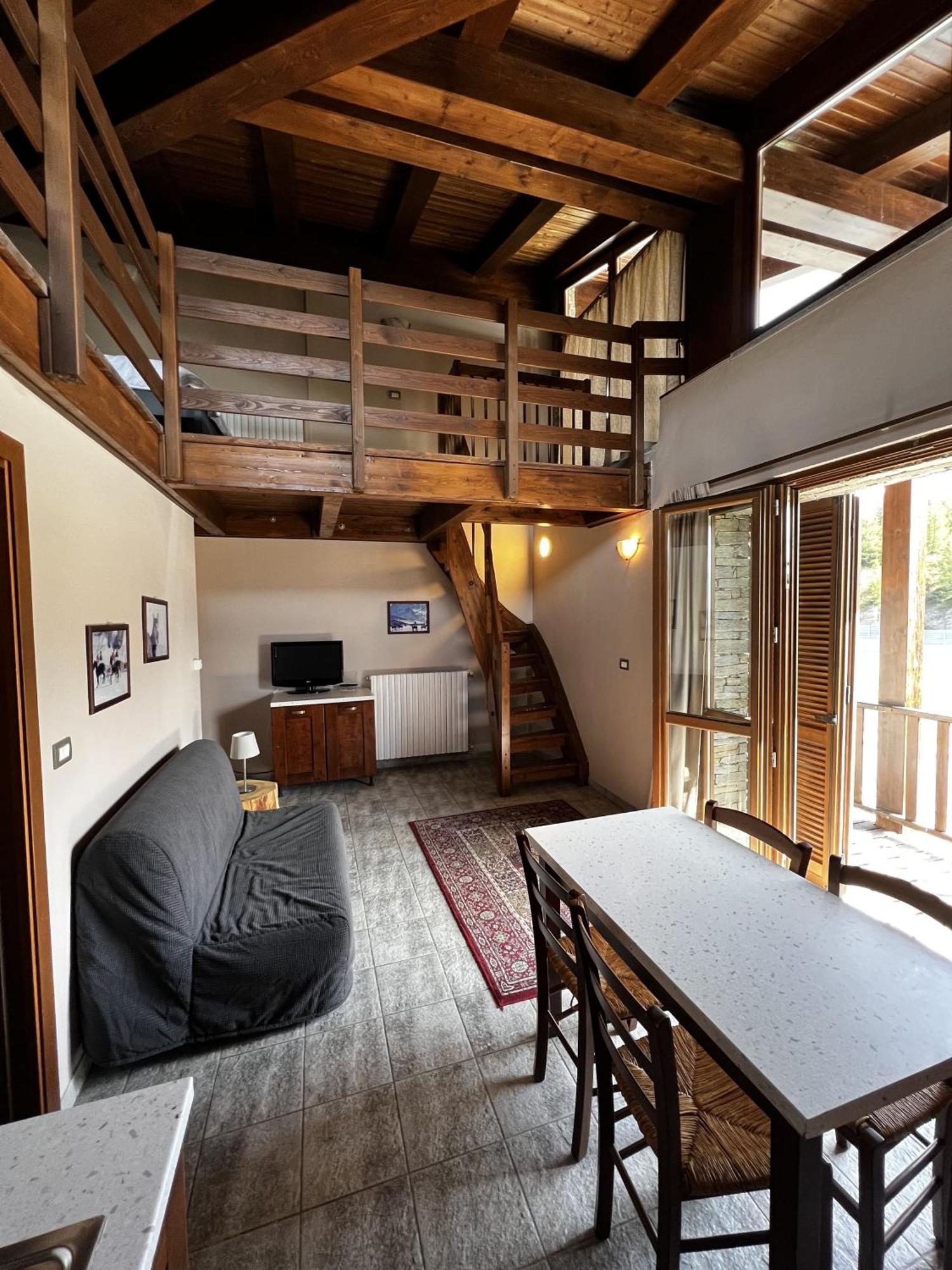 Large Two-Bedroom Apartment Balcony Mountain View Split Level