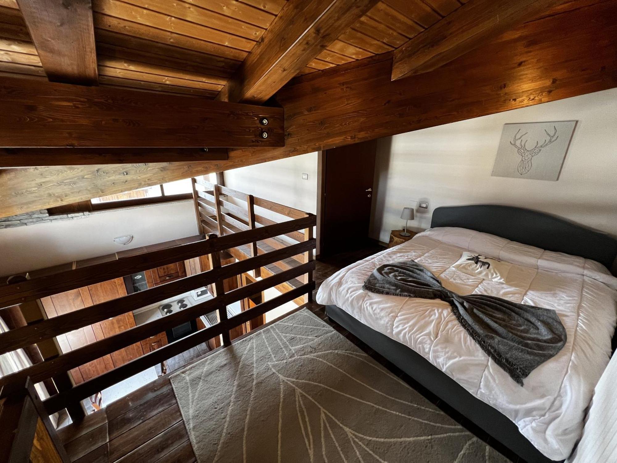 Large Two-Bedroom Apartment Balcony Mountain View Split Level