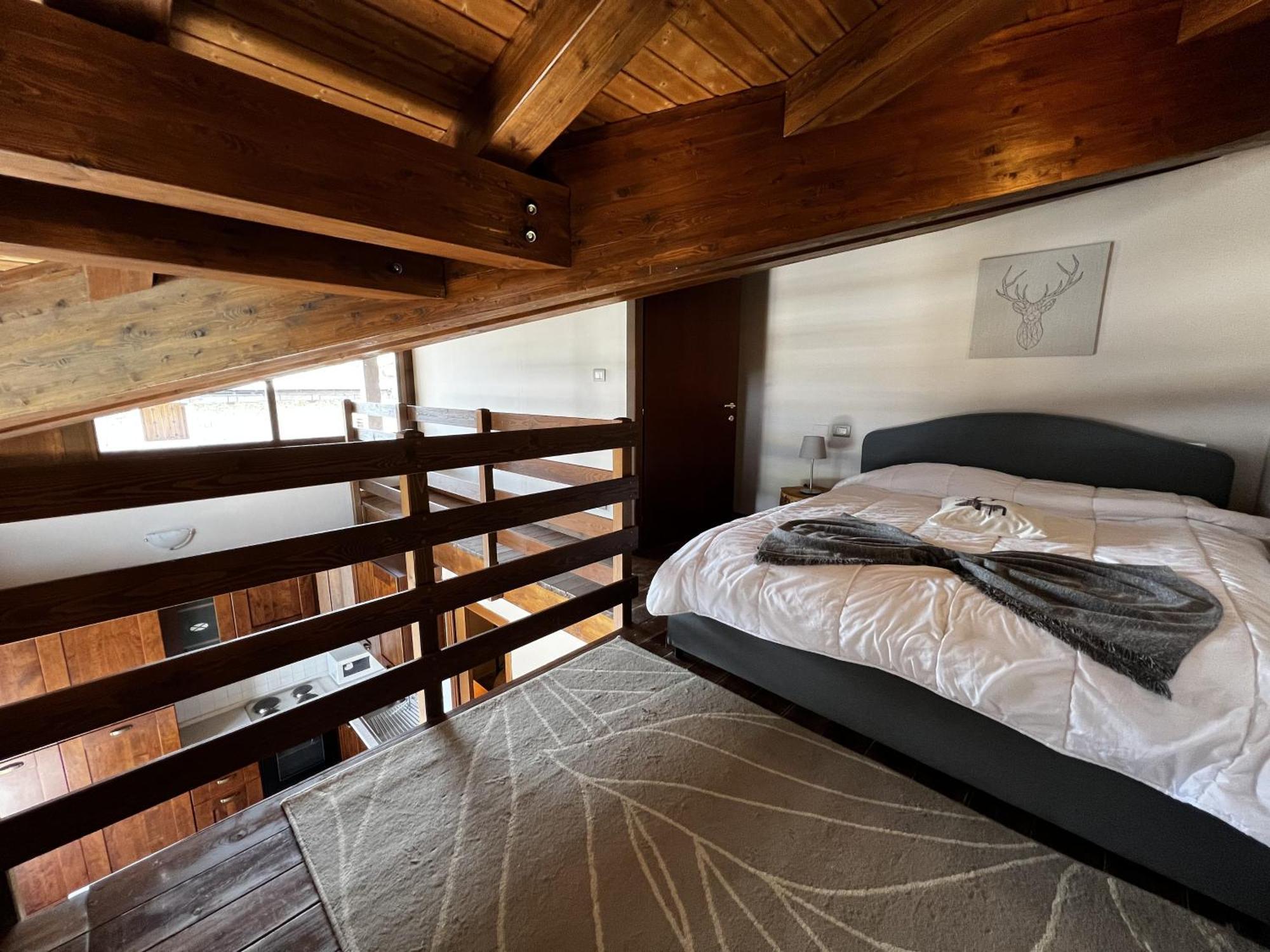 Large Two-Bedroom Apartment Balcony Mountain View Split Level