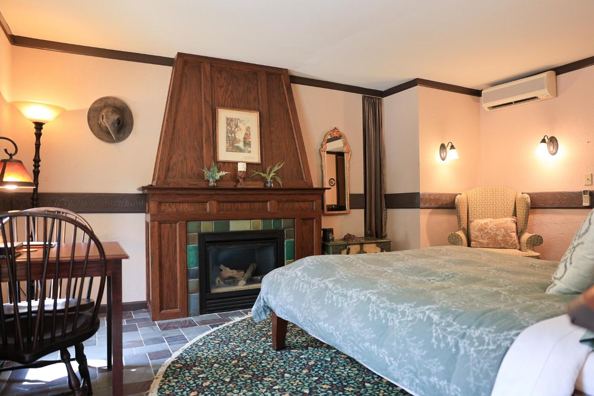 Deluxe Queen Room Fireplace,1551361753:JPEG
