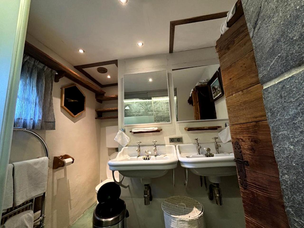 Chambre Familiale avec Bain à Remous - Vue Partielle sur le Voisinage
