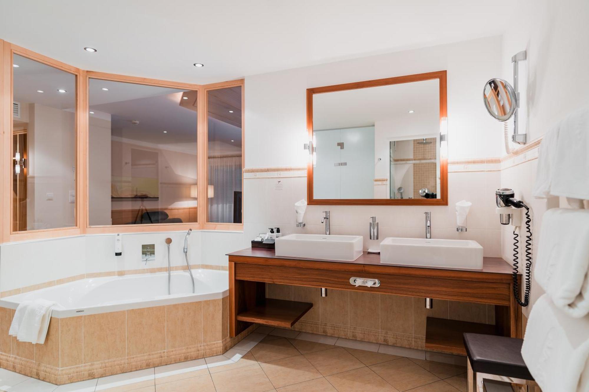 Deluxe Double Room Bath,1637574607:JPEG