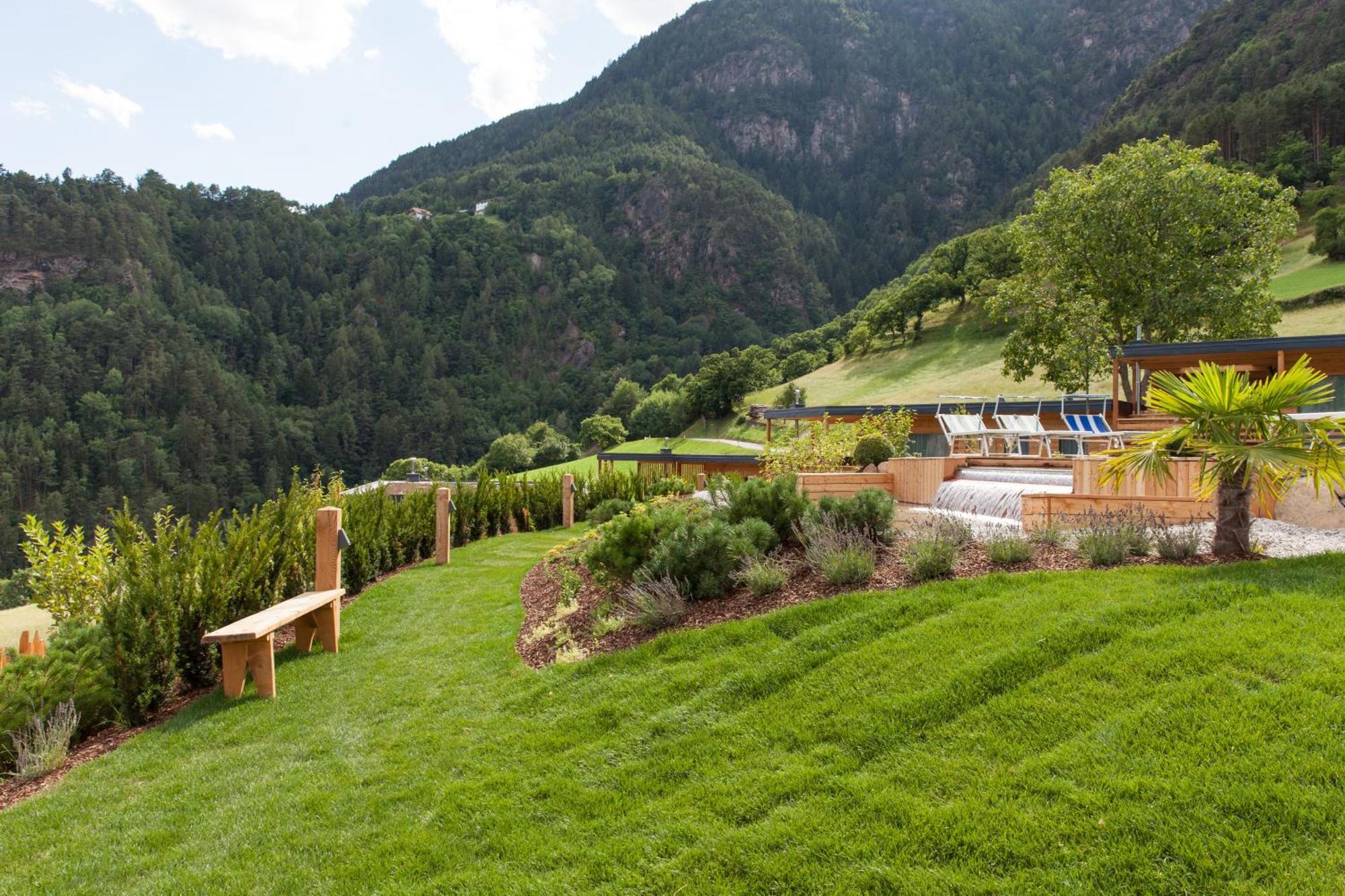 One-Bedroom Apartment Balcony Mountain View