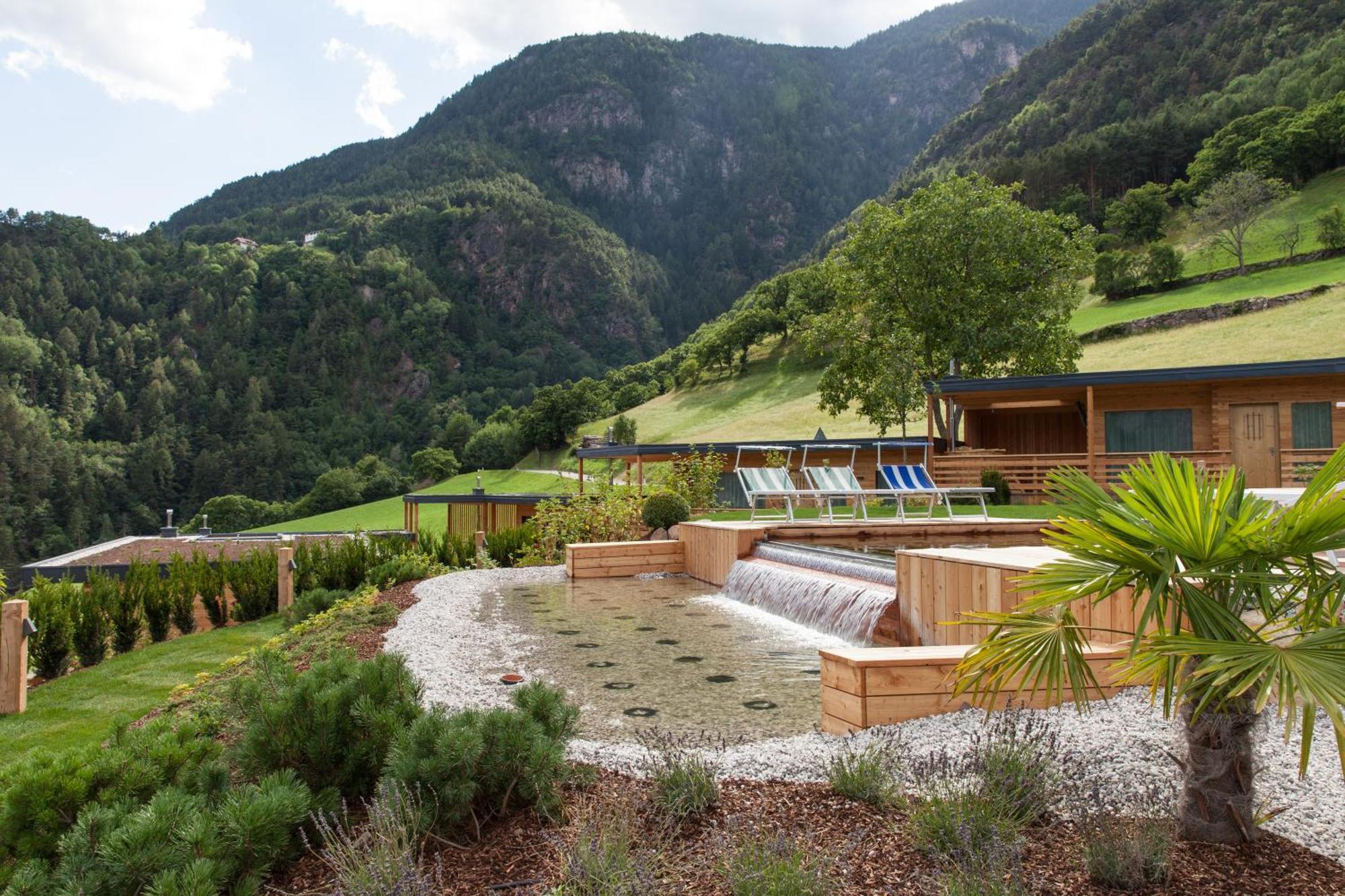 One-Bedroom Apartment Balcony Mountain View