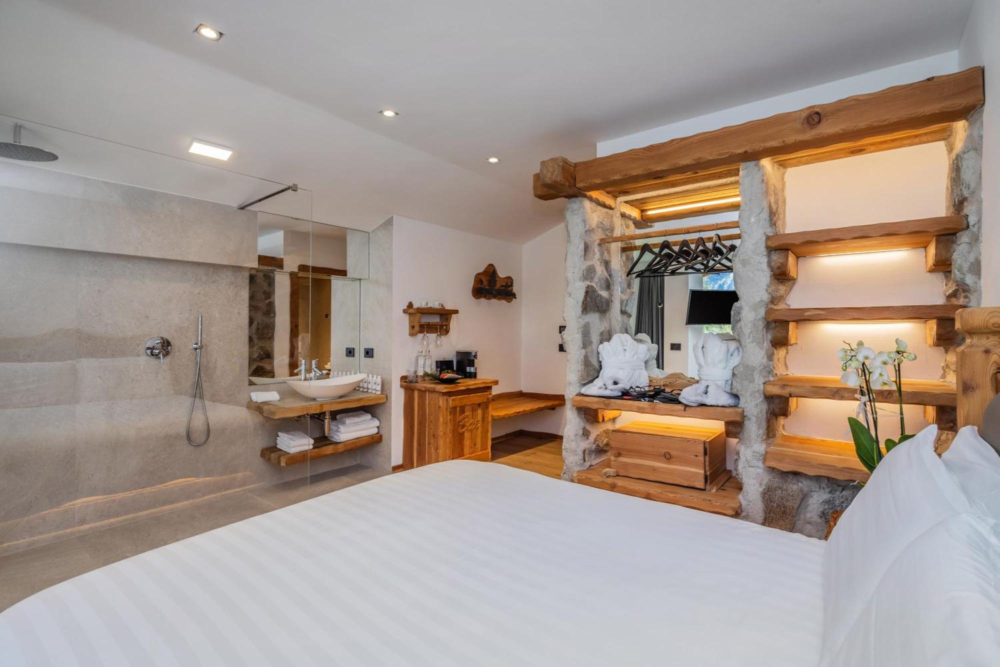 Deluxe Double Room with Bath,1739419345:JPEG