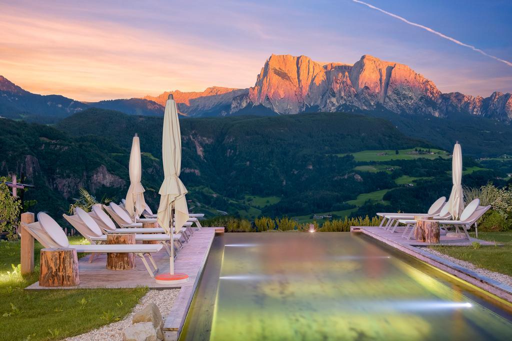 One-Bedroom Apartment Balcony Mountain View