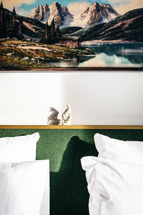 2 Adjoining Rooms,830926631:JPEG