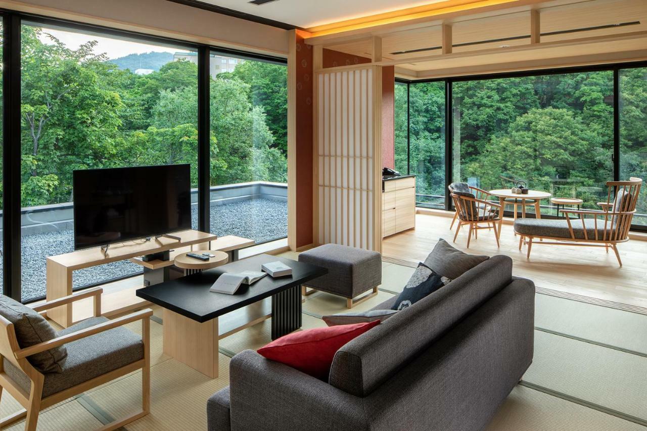 Deluxe Corner Suite