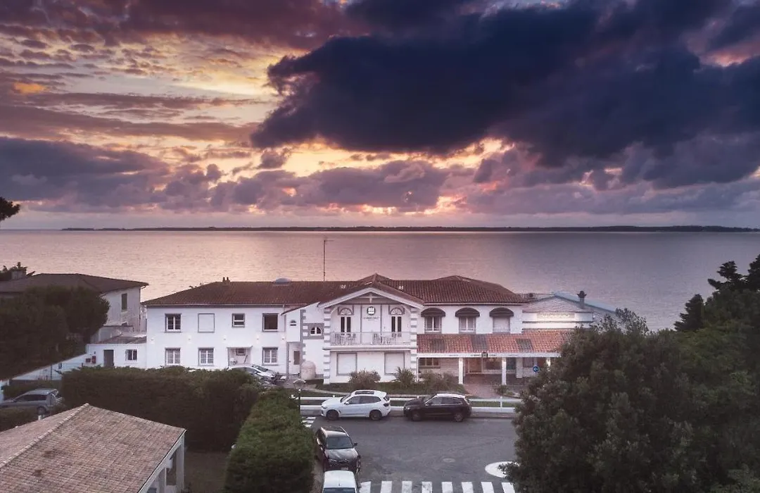 Beach Hotel - Le Grand Chalet-1