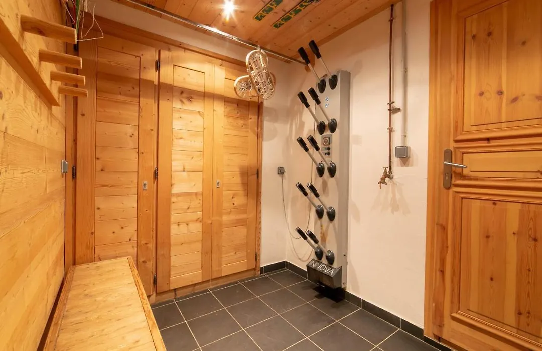 Chalet Chaleureux Avec Cheminee Et Jacuzzi A Meribel - Fr-1-688-18-1