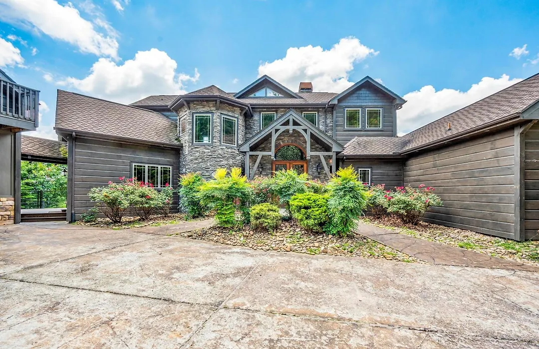 The King Of The Mountain - 6617 Sq Ft Sleeps 22 Amazing Mountain Views, Private Indoor Pool-1