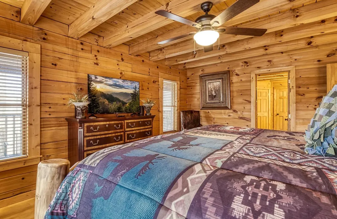 Bear Hug Cabin Gatlinburg Convenient To Everything!-1