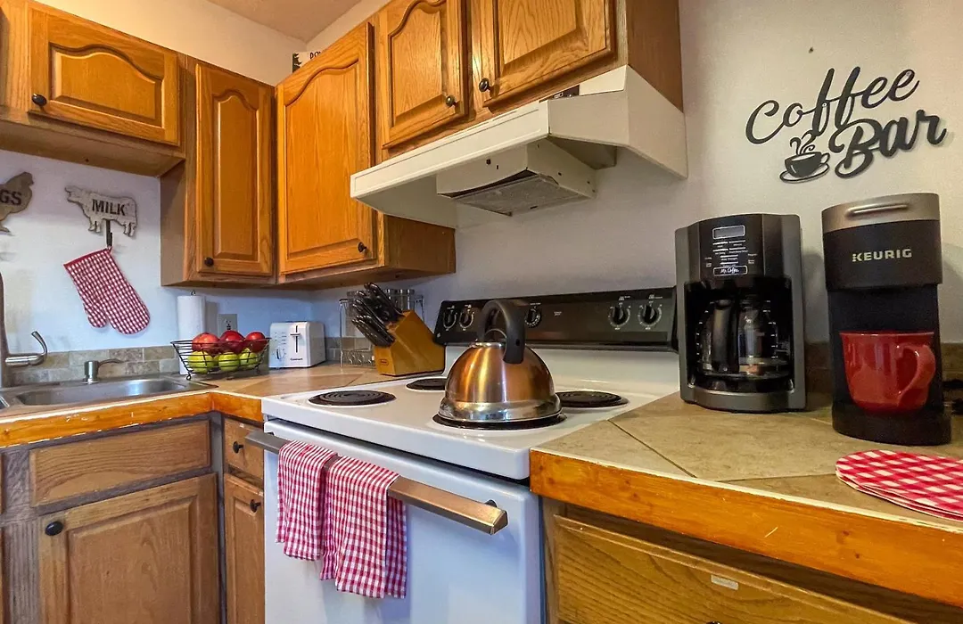 Heavenly View - Bear Themed Cabin, Hottub, Dog-Friendly, Near Gatlinburg-1