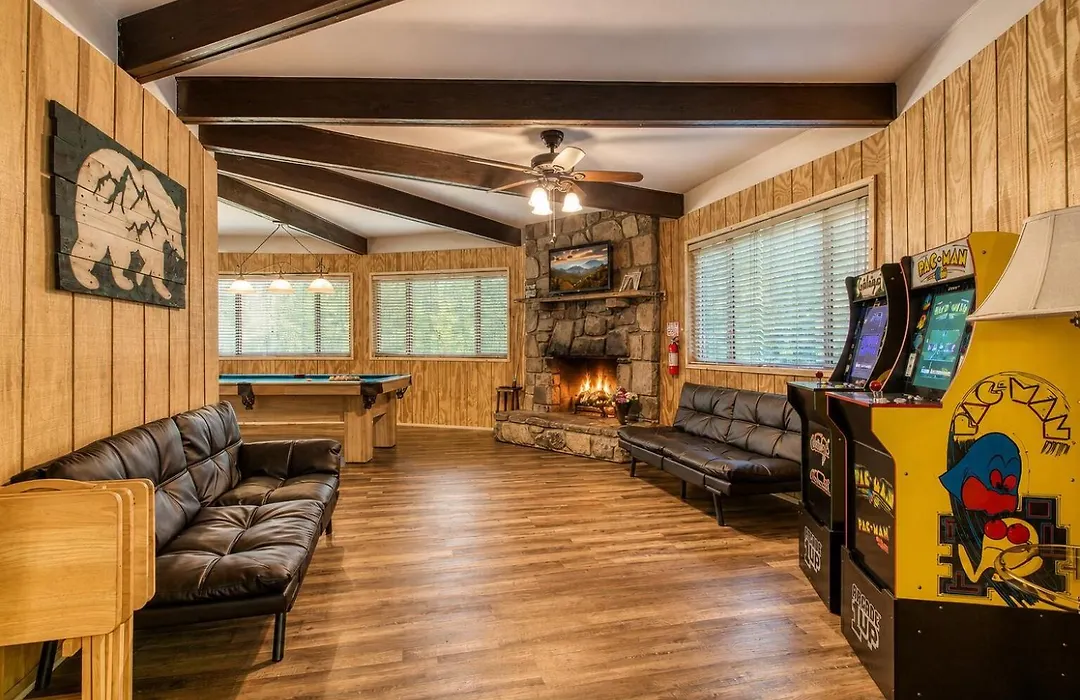 Three Bears Den, Hot Tub, Pool Table, Pool Access, 560 Free Tickets Each Paid Day-1