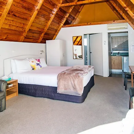 Mountain Chalets Motel-3