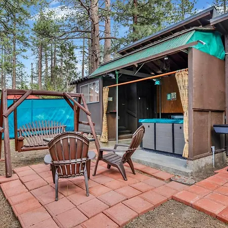 Cozy Bear Cabin Hot Tub Patio Bbq Fenced-2