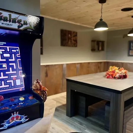 Moonshine Manor-Pets Ok-W/D-Pool Table-Arcade-Hot Tub-3