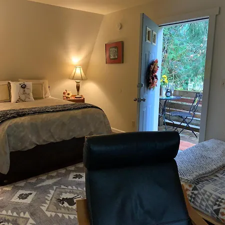 Mountain Meadows Inn & Chalet Suites-3
