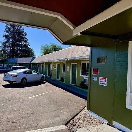 Chalet Motel - Your Cozy Basecamp For Bend Adventures-2
