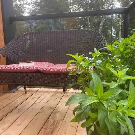 Chalet Scandinave bordure lac -Sauna -Laurentides-2