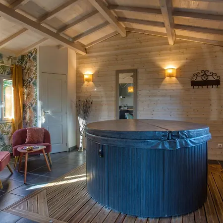 spa privatif intérieur du chalet -la truffe- le bois de la pause--2