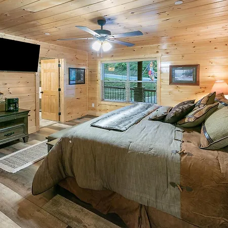 Gritz Carlton Lodge, 2 Large Cabins, 2 Pools, 2 Theater Rooms, 2 Game Rooms, Amazing Mtn Views-3