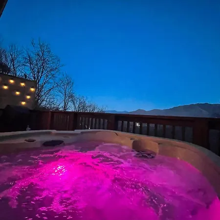 Heavenly View - Bear Themed Cabin, Hottub, Dog-Friendly, Near Gatlinburg-2
