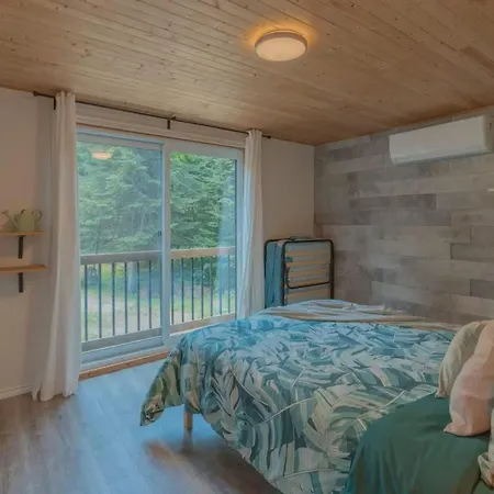 Riverfront Getaway With Hot Tub And Scenic Views-3