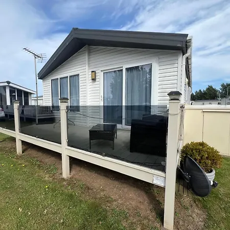Stunning Lodge Boasting Large Decking Area At California Cliffs Ref 50008L-2