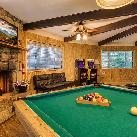Three Bears Den, Hot Tub, Pool Table, Pool Access, 560 Free Tickets Each Paid Day-3