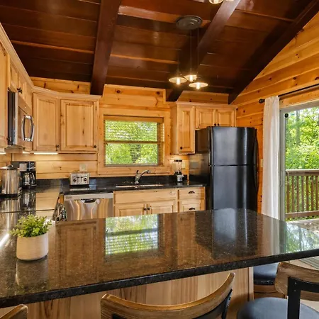 Honey Bee Hideaway Your Sweet Mountain Escape-2