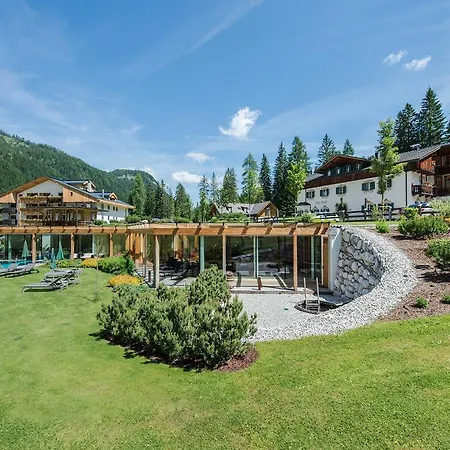 Hotel Dolomitenhof & Chalet Alte Post-2