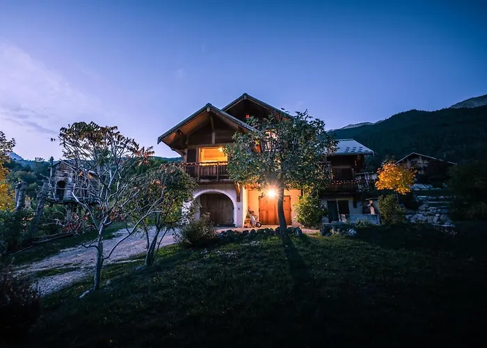 Chalet Hibou, Large Chalet With Mountain Views And Close To Slopes Saint-Chaffrey