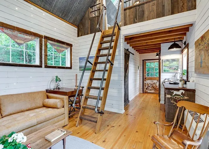 Treetop Hideaways: Dogwood Treehouse In Chattanooga