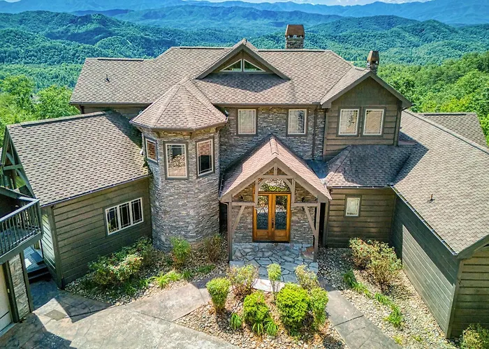 The King Of The Mountain - 6617 Sq Ft Sleeps 22 Amazing Mountain Views, Private Indoor Pool Villa Sevierville