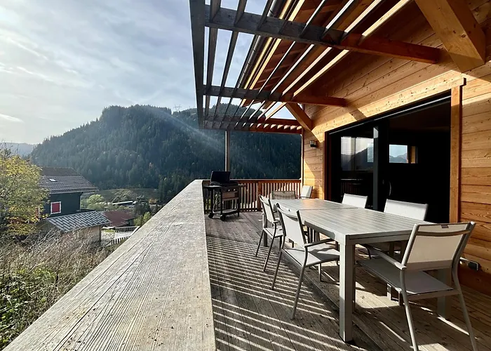 Chalet des Freinets : proche centre de Châtel et au calme