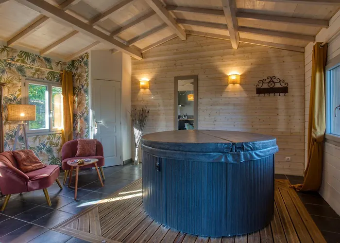 spa privatif intérieur du chalet -la truffe- le bois de la pause- Saint-Cybranet