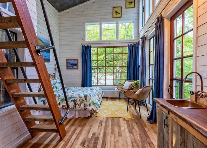 Treetop Hideaways: Dogwood Treehouse In Chattanooga