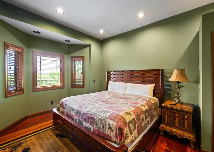 The King Of The Mountain - 6617 Sq Ft Sleeps 22 Amazing Mountain Views, Private Indoor Pool Villa Sevierville