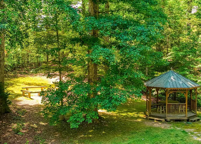 Sweet Seclusion, Hot Tub, Air Hockey, Wifi, 560 Free Tickets Each Paid Day Villa Sevierville