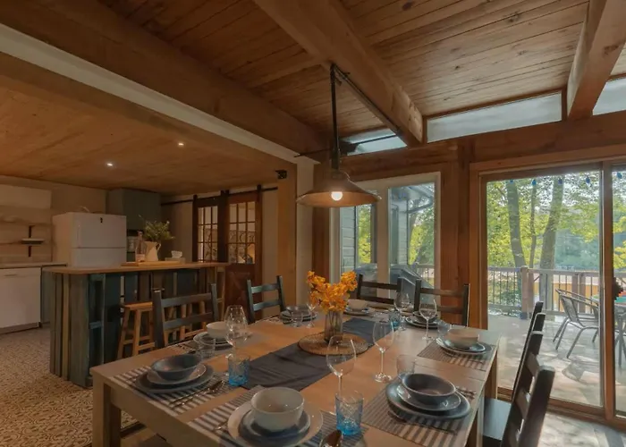 Riverfront Getaway With Hot Tub And Scenic Views Mont-Tremblant