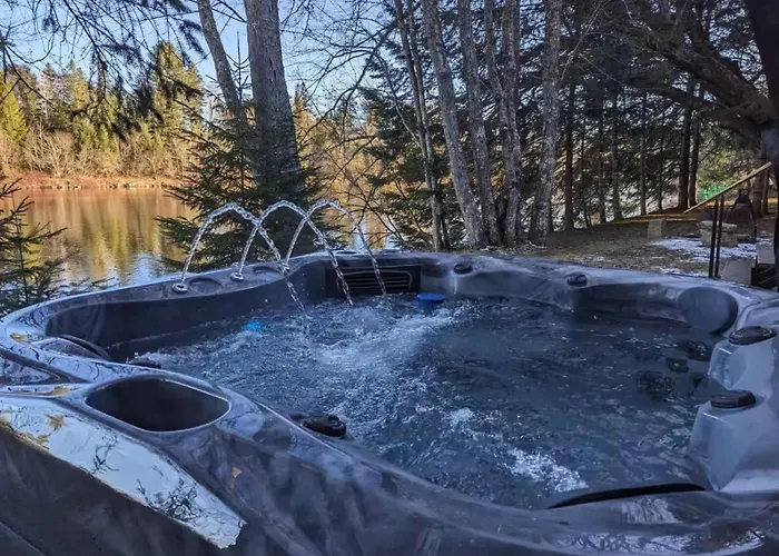 Riverfront Getaway With Hot Tub And Scenic Views Mont-Tremblant