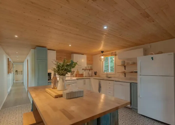 Riverfront Getaway With Hot Tub And Scenic Views Mont-Tremblant